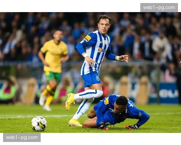 埃斯托里尔五后卫变阵，收缩防守试图化解强队边路冲击